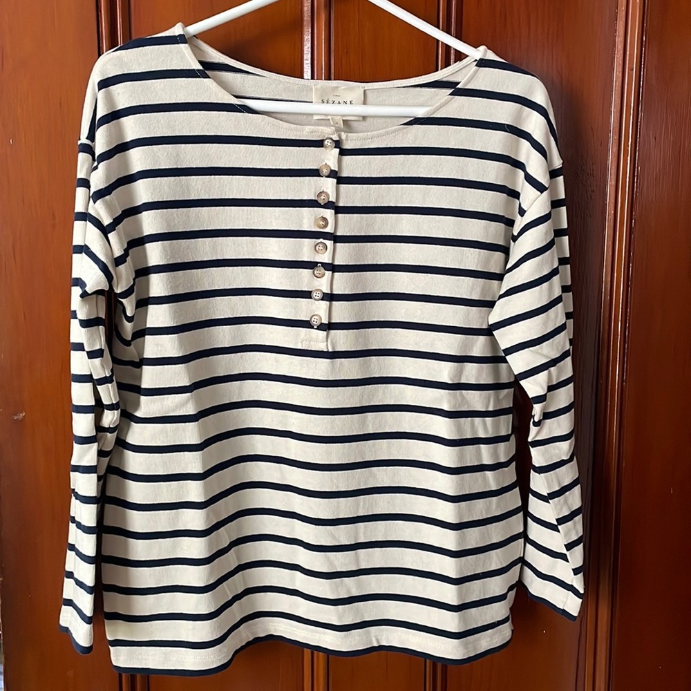 Sézane women’s small cotton top. Great condition. Button detail down front.